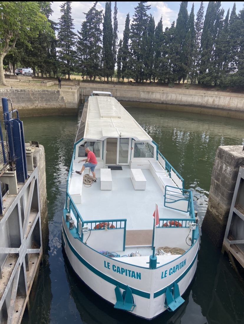 Le Capitan franchissant l’écluse ronde d’Agde, vu de face.